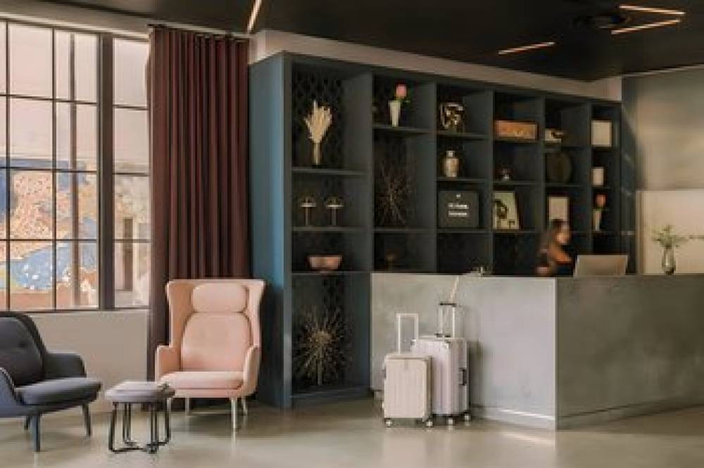 Lark Hotels 907 Main 6
