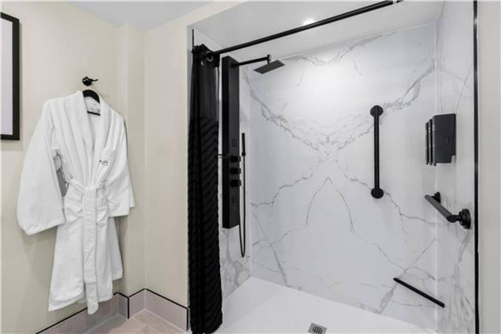 LATITUDE SUITES TINTON FALLS 10