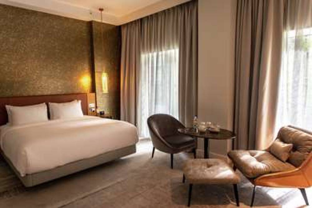 LINCOLN PLAZA LONDON CURIO HILTON 10