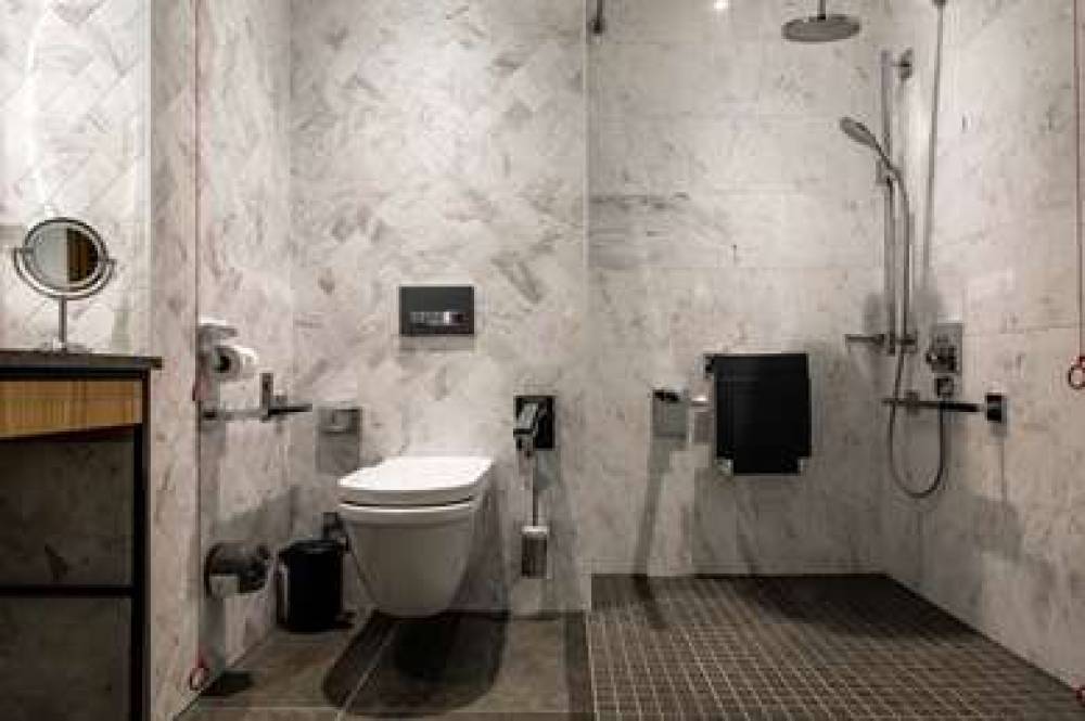 LINCOLN PLAZA LONDON CURIO HILTON 9