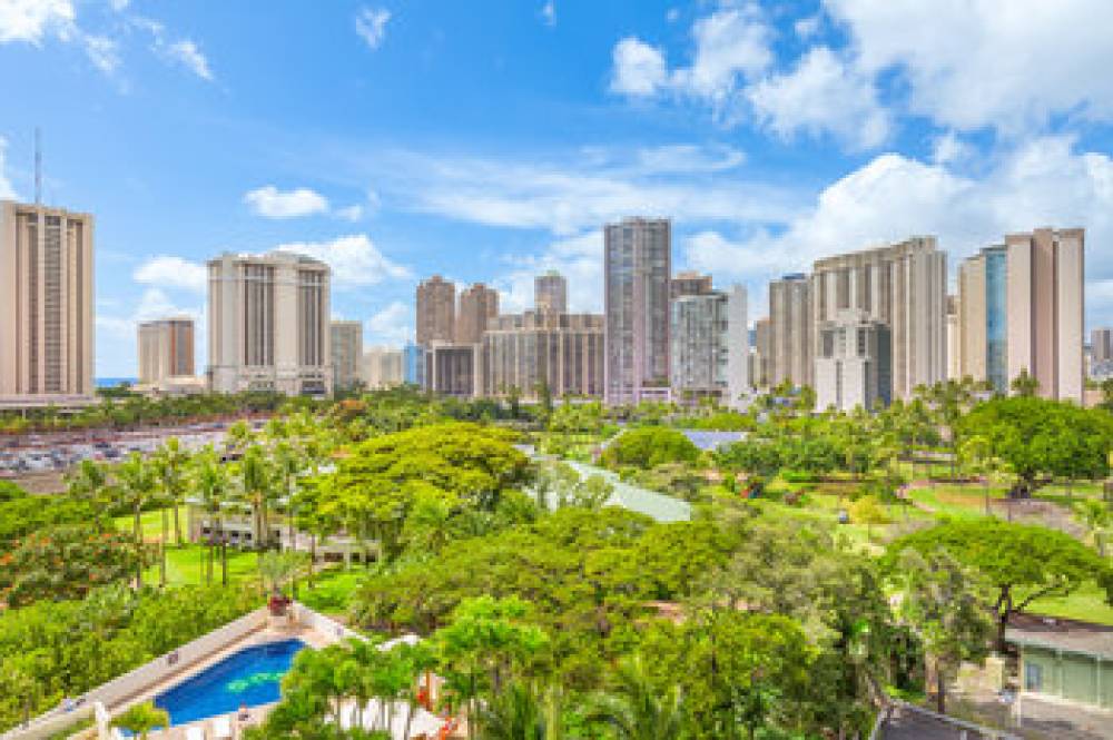 LUANA WAIKIKI HOTEL   SUITES 7