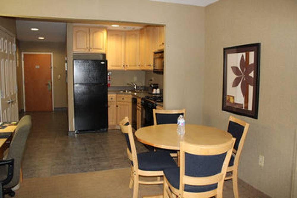 MARCO LAGUARDIA HOTEL SUITES 3