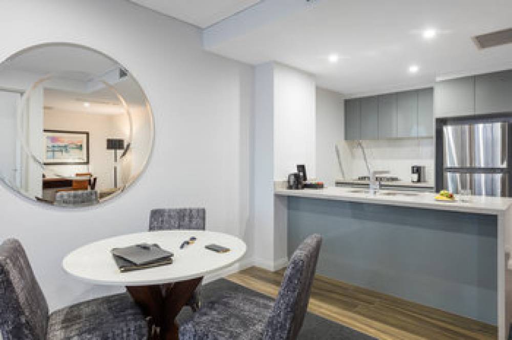 Meriton Suites North Sydney 6
