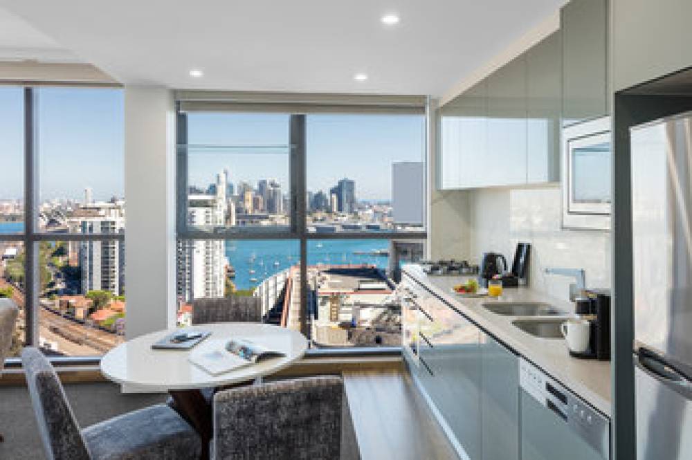 Meriton Suites North Sydney 7