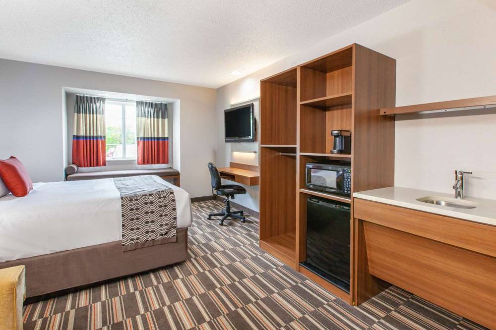MICROTEL INN & SUITES BY WYNDH 3