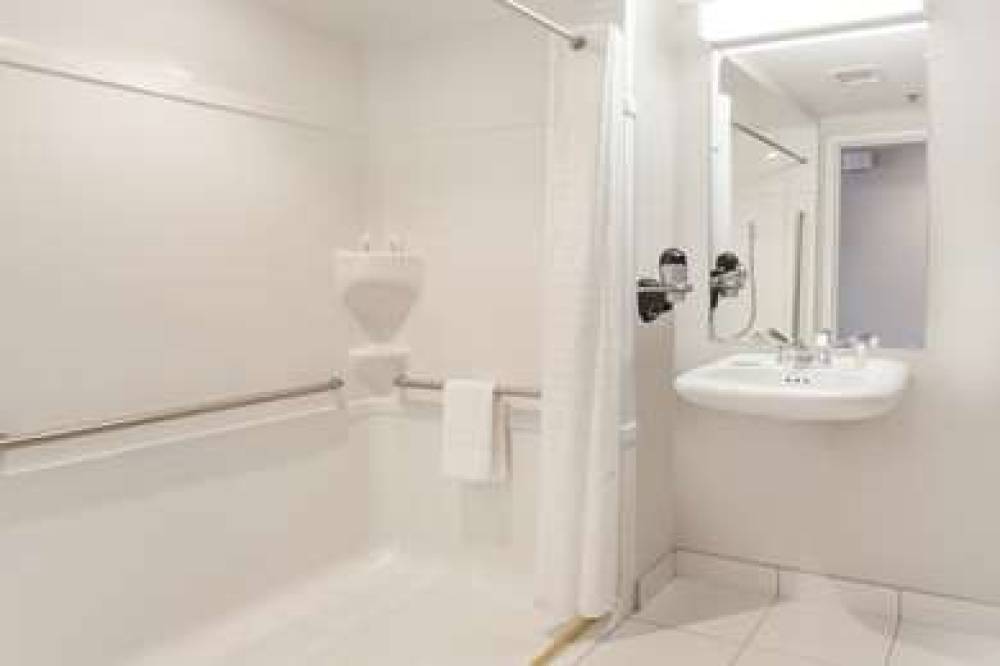 MICROTEL INN & SUITES BY WYNDH 9