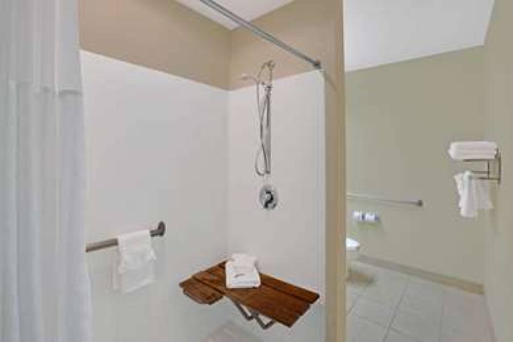 Microtel Inn & Suites By Wyndham Charlotte/University Place 9