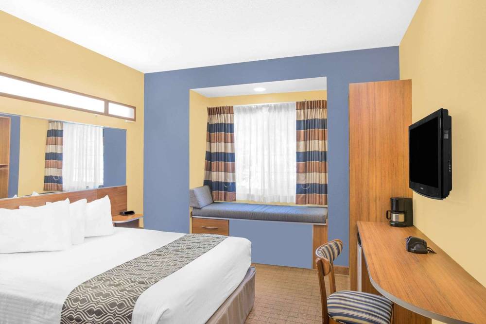Microtel Inn & Suites By Wyndham Chili/Rochester Airport 2