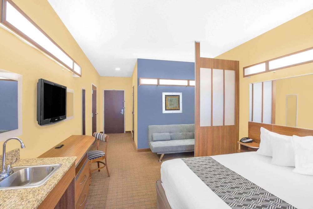 Microtel Inn & Suites By Wyndham Chili/Rochester Airport 6