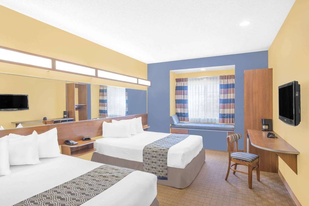 Microtel Inn & Suites By Wyndham Chili/Rochester Airport 8