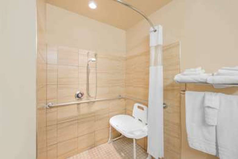 Microtel Inn & Suites By Wyndham Quincy 9