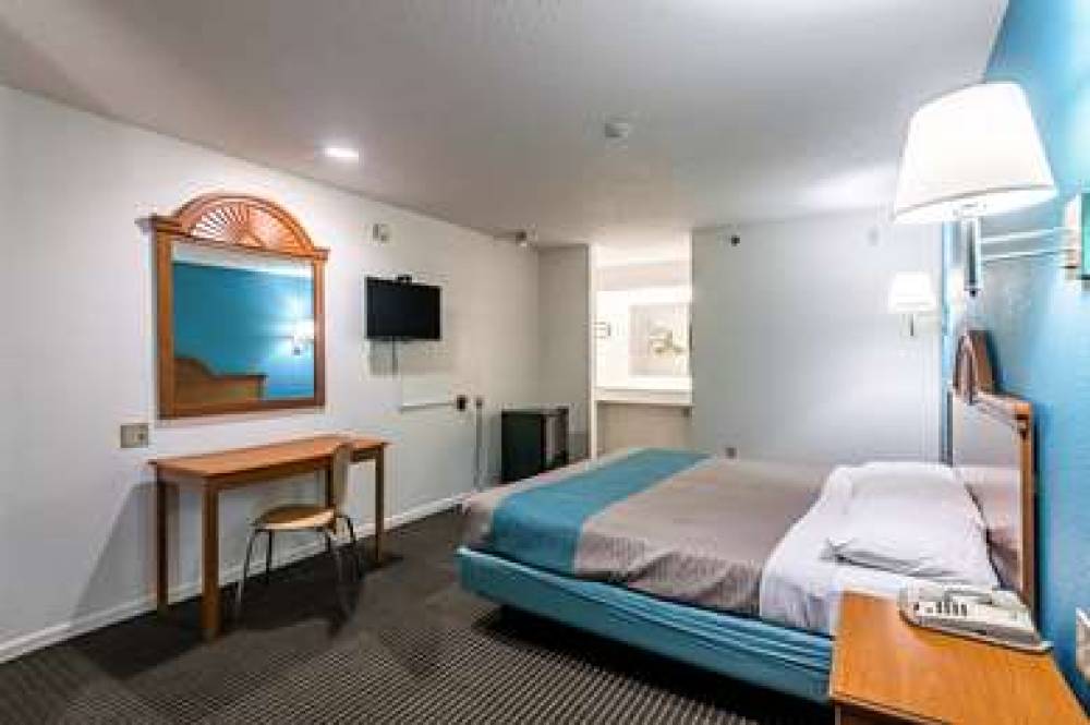 MOTEL 6 AZLE, TX 2
