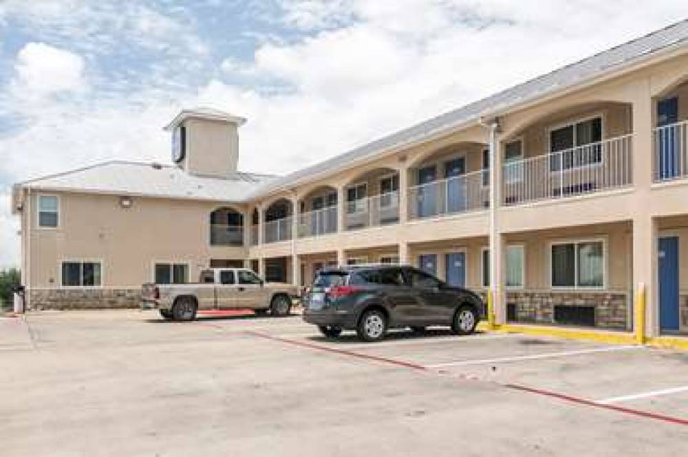 MOTEL 6 AZLE, TX 9