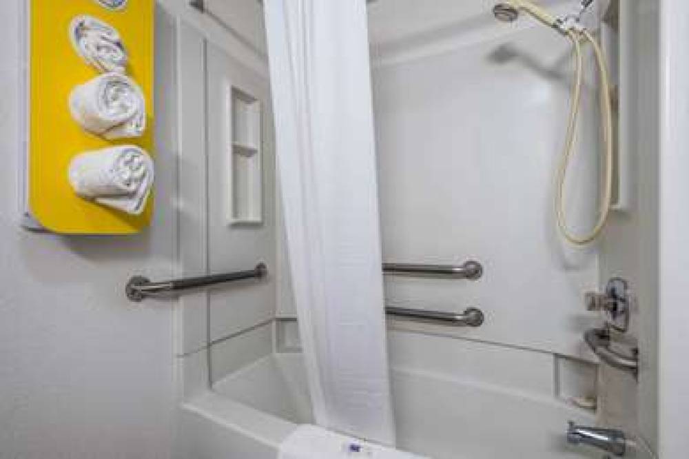 MOTEL 6 BRIDGEVIEW 4