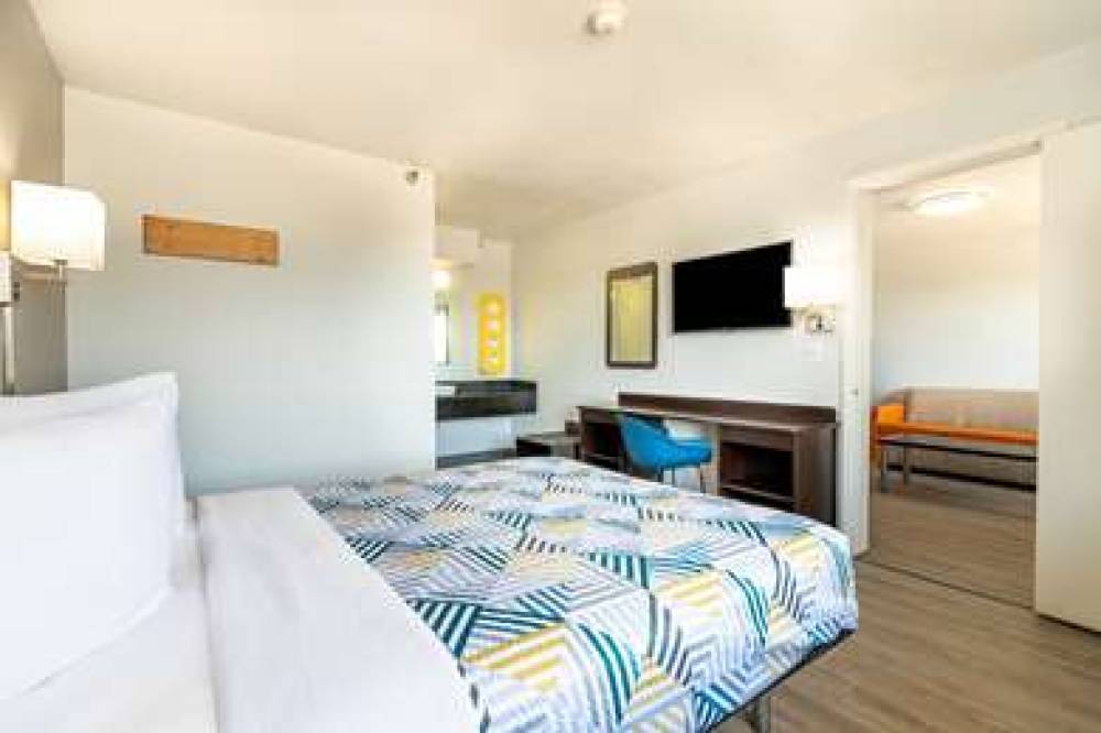 MOTEL 6 CHICAGO NORTHWEST-ROLLING H 1