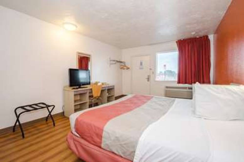 Motel 6 Commerce GA 4