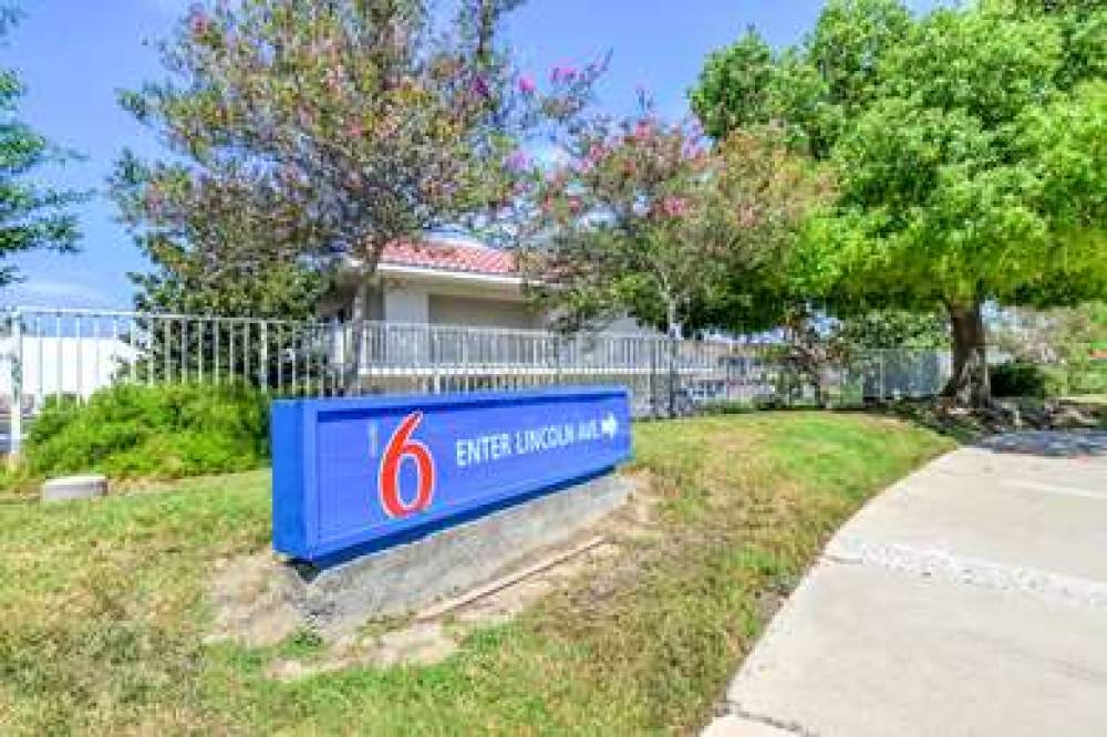 Motel 6 Corona 1