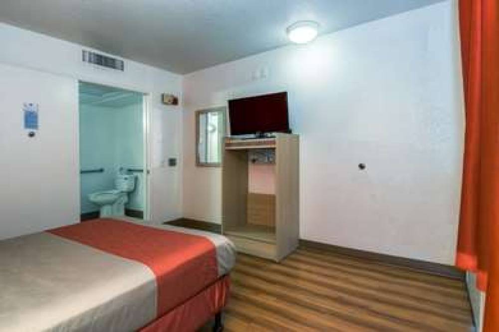 Motel 6 Corona 10
