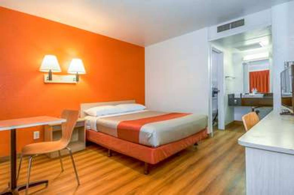 Motel 6 Corona 7