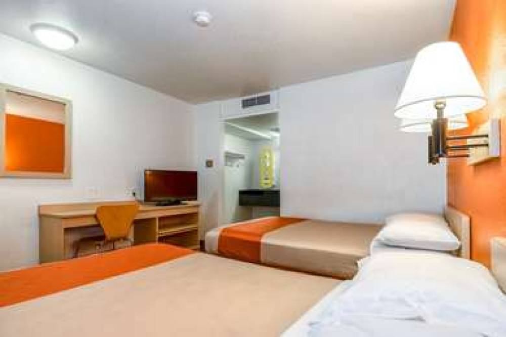 Motel 6 Corona 5