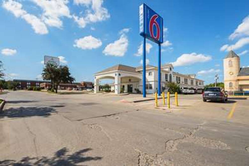 Motel 6 Dallas-DFW Airport South 3