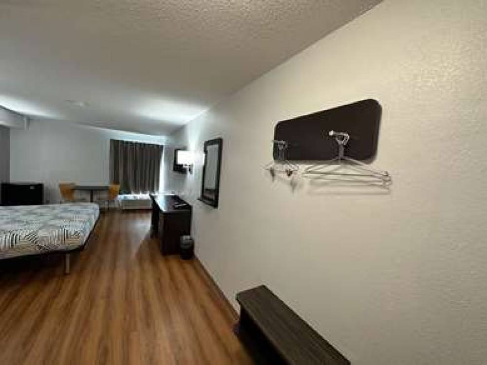 MOTEL 6 GREENSBORO AIRPORT 5
