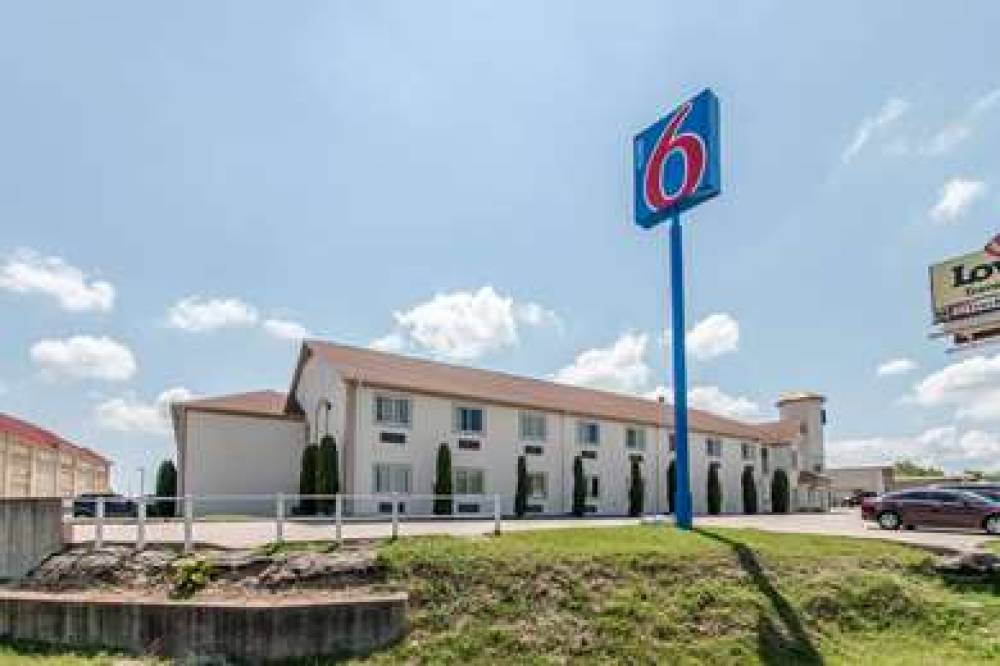 Motel 6 Hutchins 3