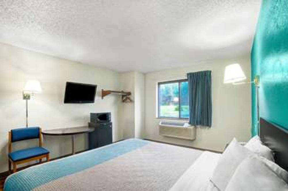 MOTEL 6 MONTOURSVILLE, PA 8
