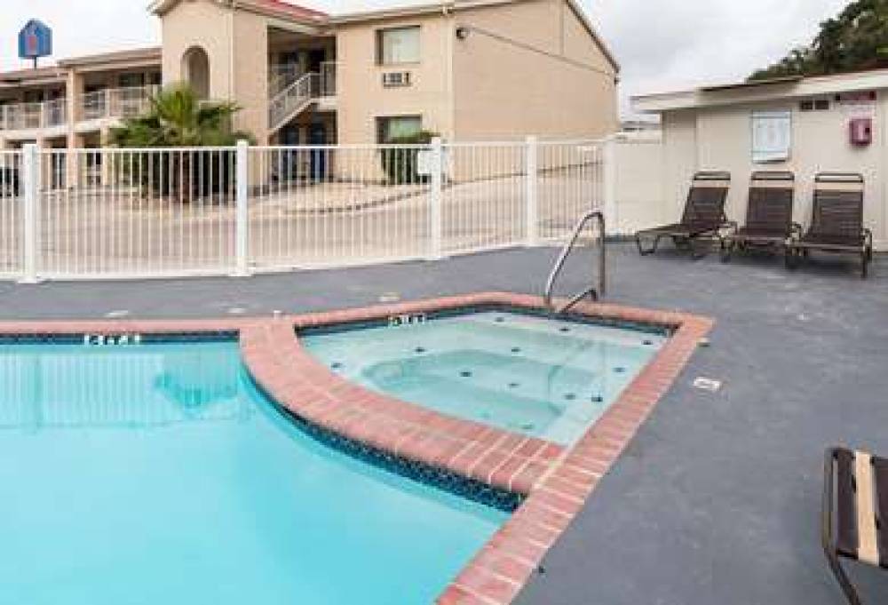 MOTEL 6 SAN ANTONIO FIESTA TRAILS 9