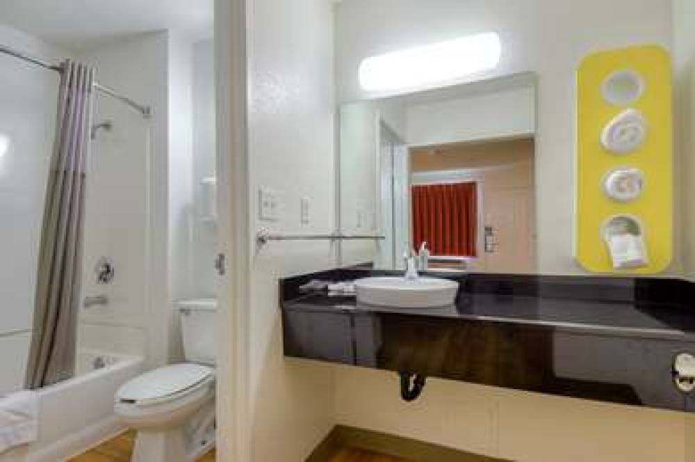 Motel 6 San Diego North 8