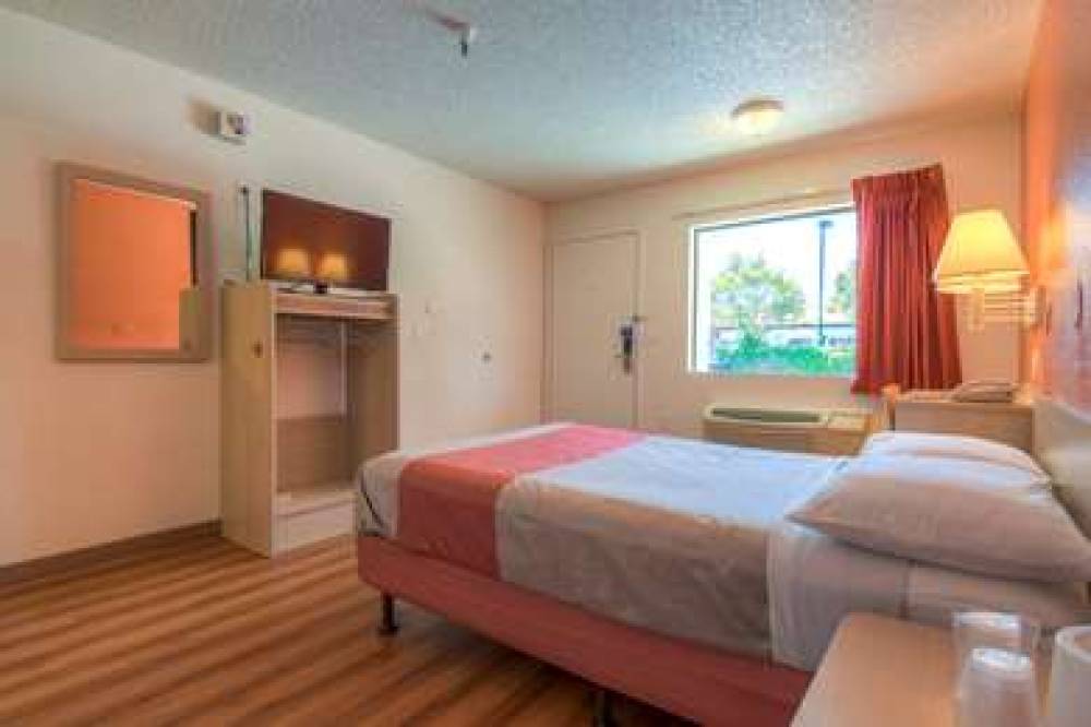 Motel 6 Santa Ana 8