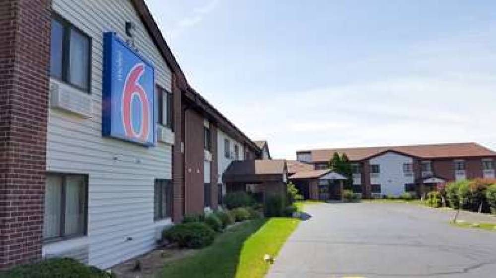 MOTEL 6 SAUKVILLE WI 8