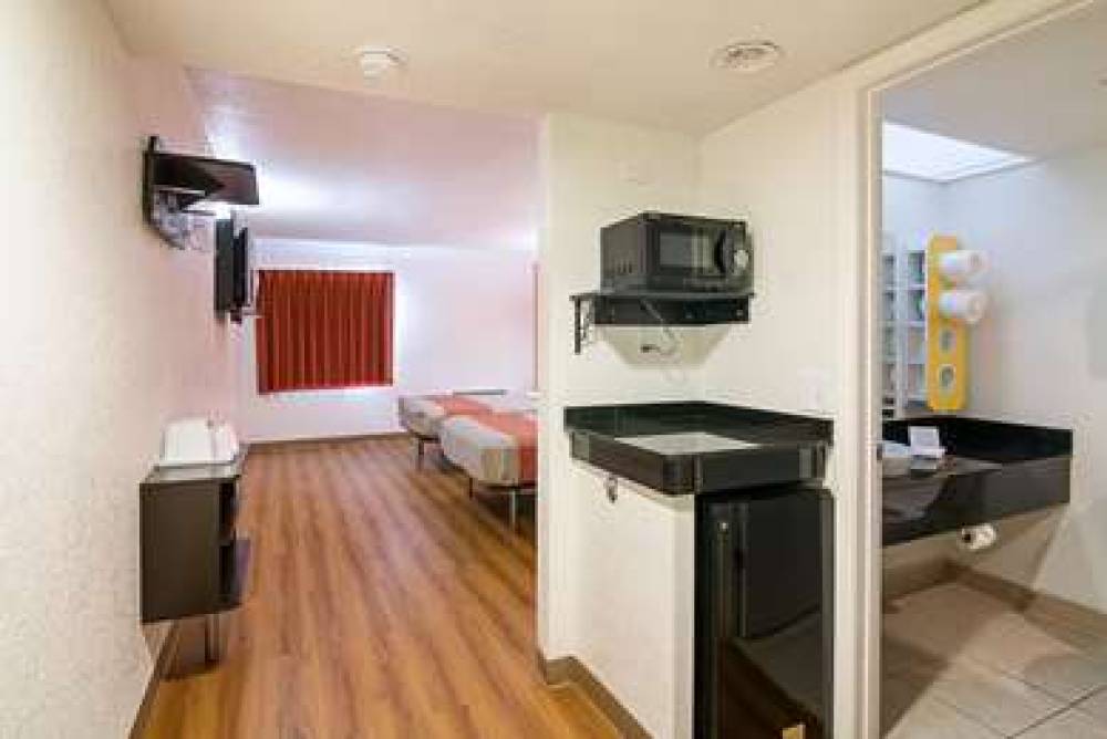 Motel 6 Tampa - Fairgrounds 10