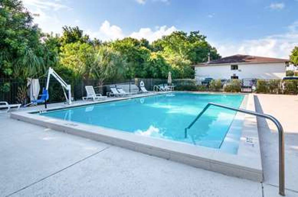 Motel 6 Tampa - Fairgrounds 4