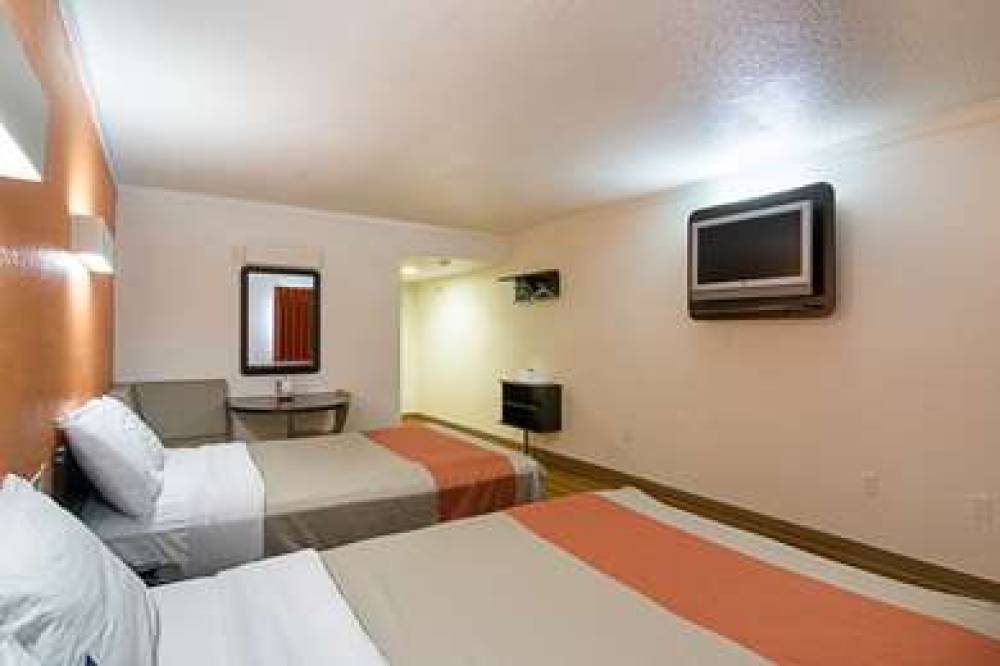 Motel 6 Tampa - Fairgrounds 9