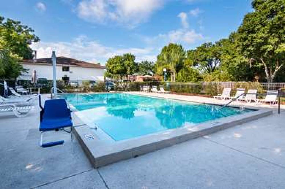 Motel 6 Tampa - Fairgrounds 5
