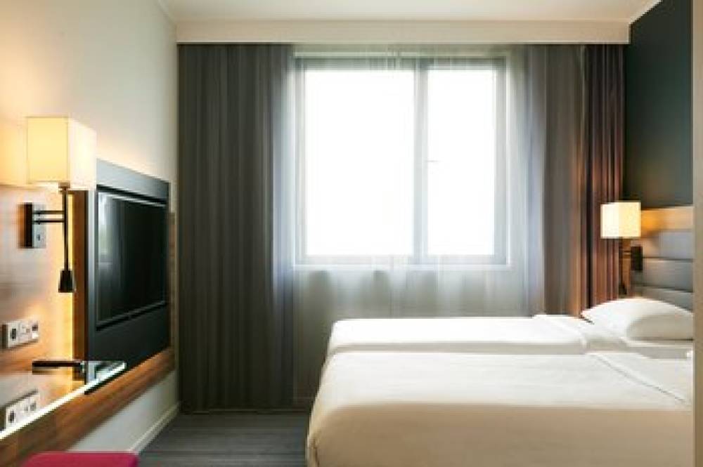 Moxy London Excel 6