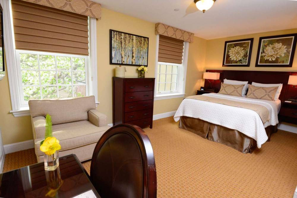 Nassau Inn 9