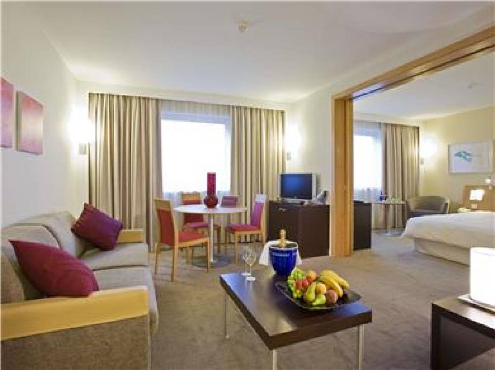 Novotel London Heathrow Airport - M4 Jct 4 7
