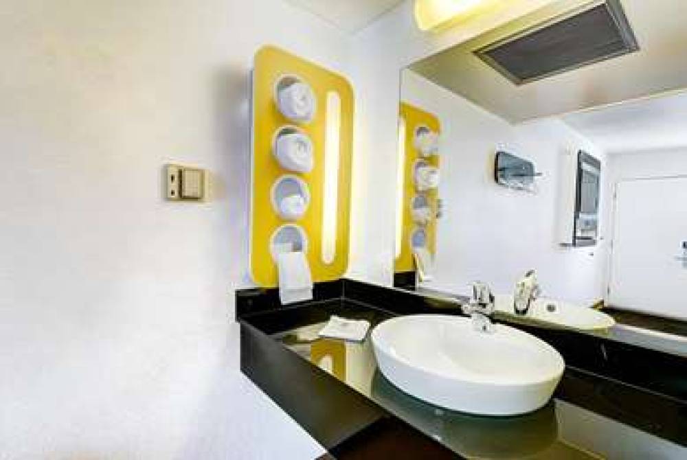 PARK INN BY RADISSON THORNTON 6