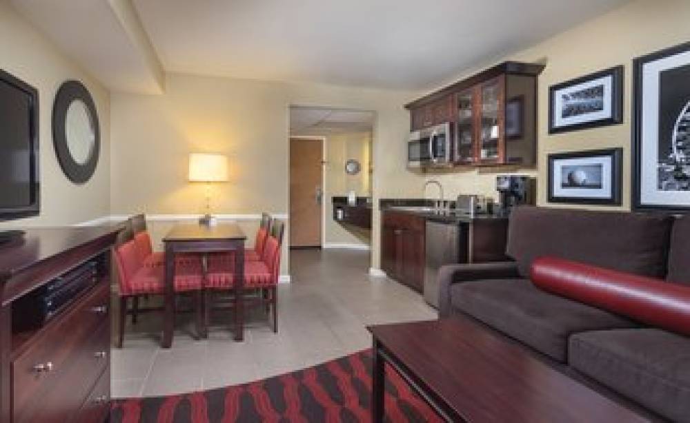 PEACOCK SUITES 7