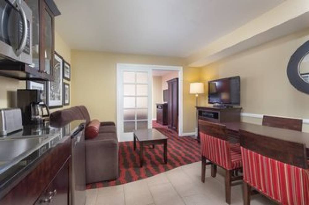 PEACOCK SUITES 8