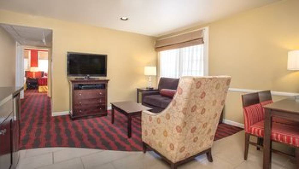 PEACOCK SUITES 10