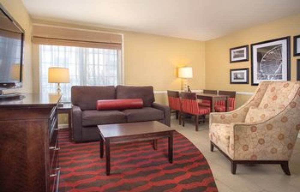 PEACOCK SUITES 9