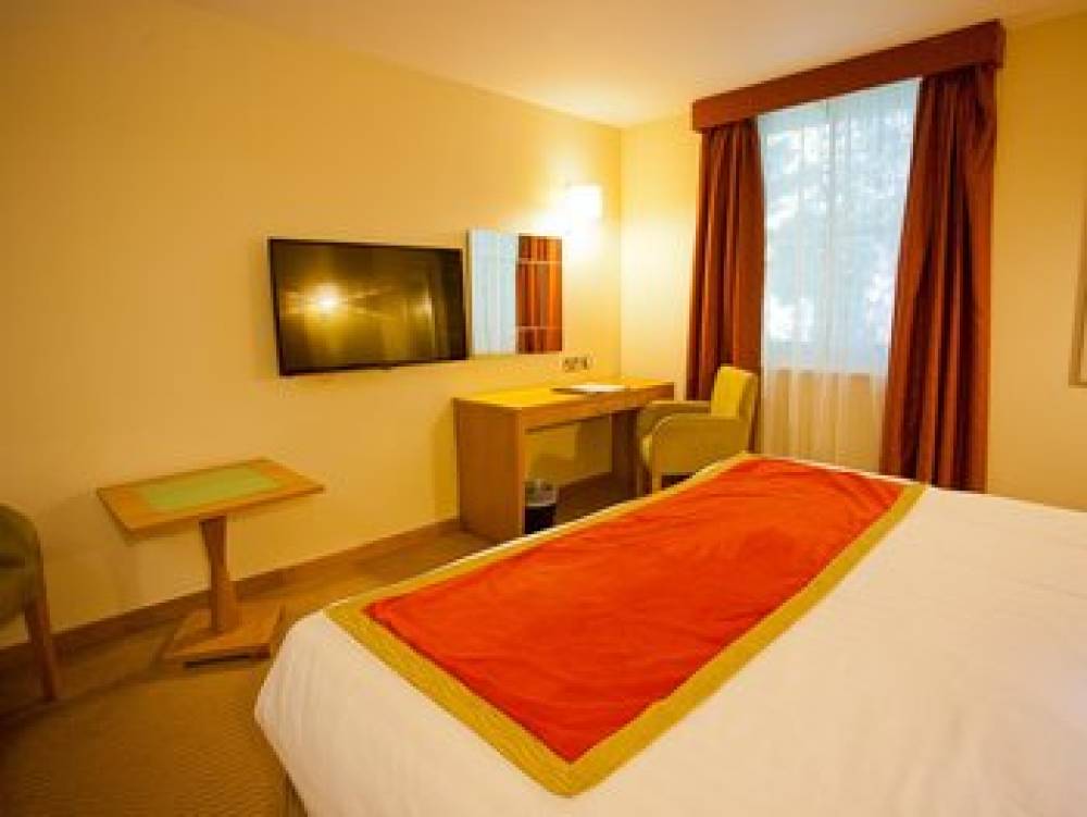Pinewood Hotel 10