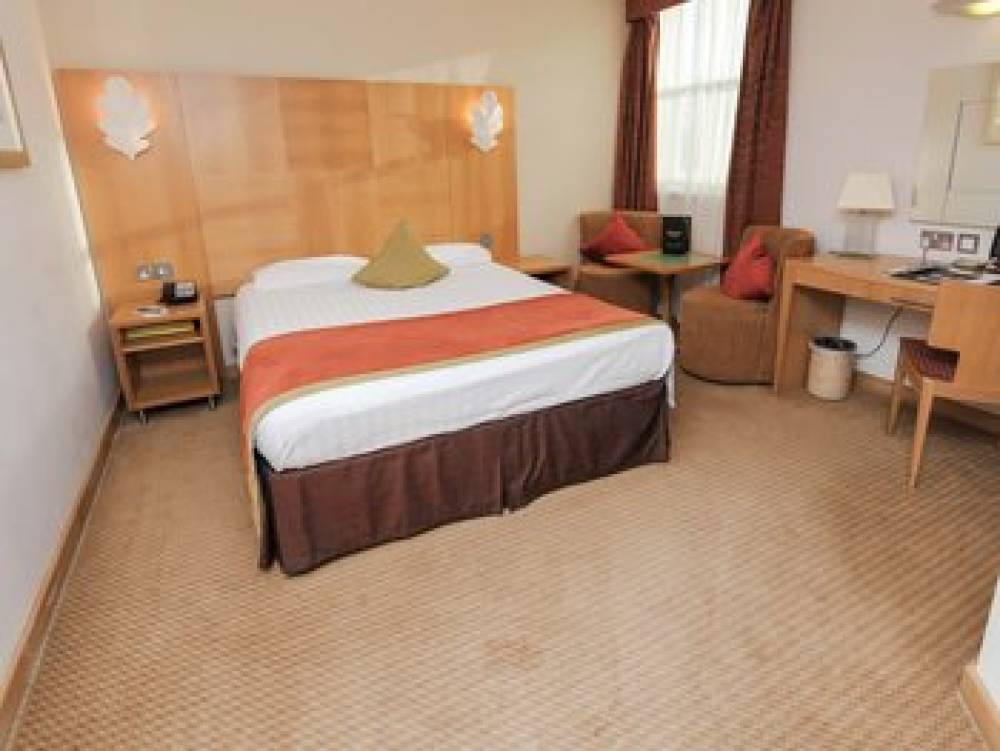 Pinewood Hotel 7