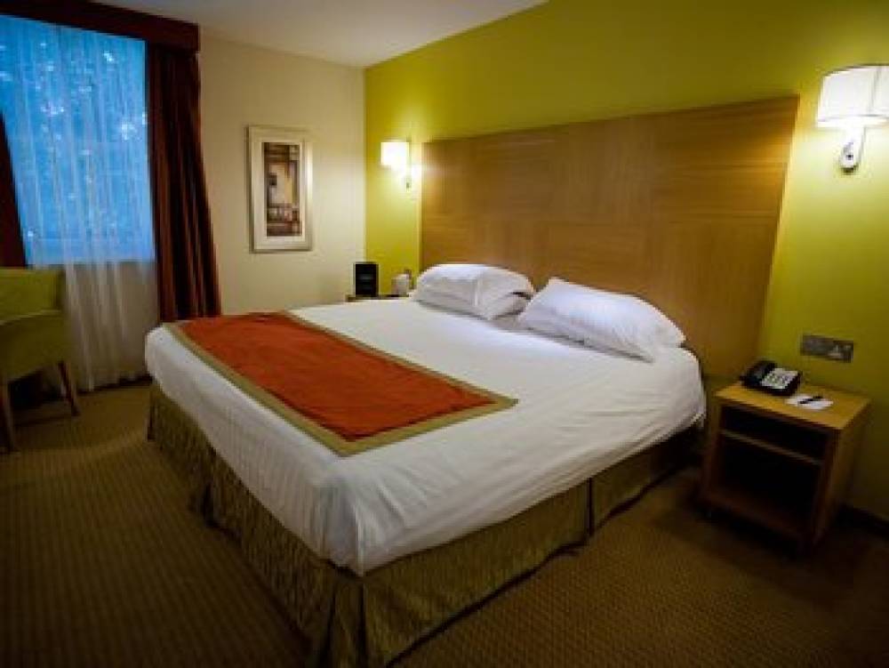 Pinewood Hotel 9