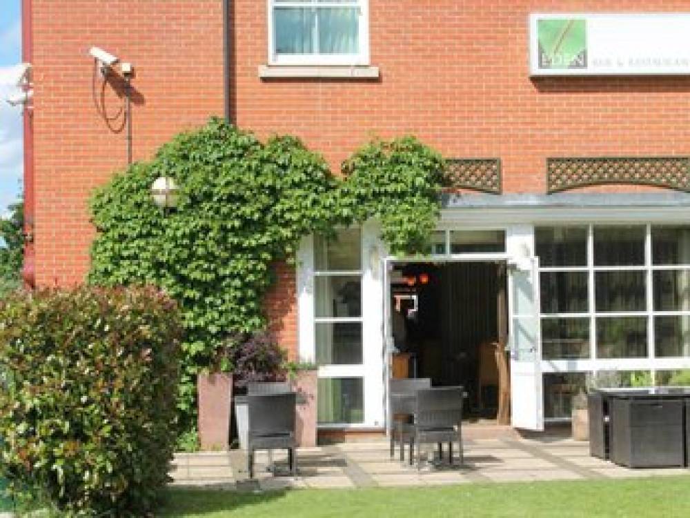 Pinewood Hotel 6