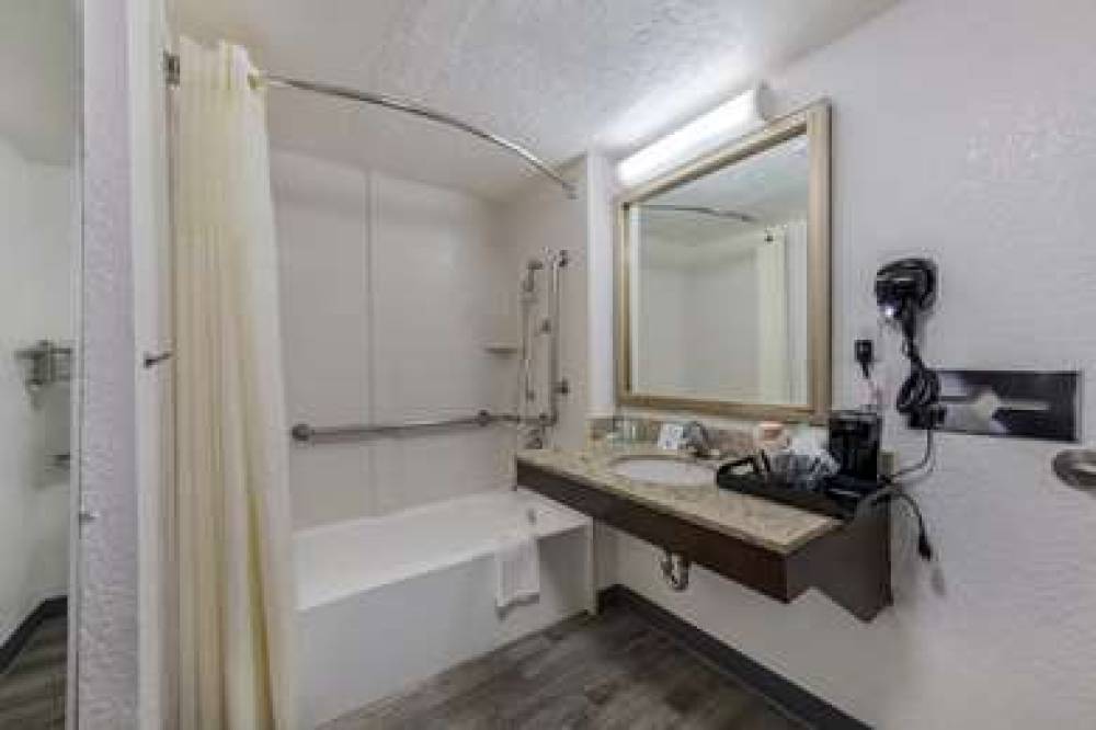 Quality Inn And Suites Airport 8