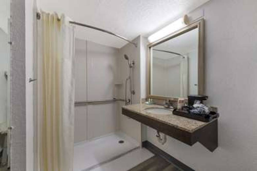 Quality Inn And Suites Airport 10